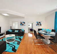 Hidden Gem in Cafe Strip Chadstone  King Bed - Accommodation Search