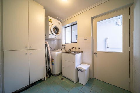Higher Ground On Seaview-Superb Beach Lifestyle - Wifi - Metres From The Beach - Accommodation Search 3