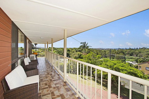 KINGSCLIFF HOLIDAY HOME ON THE HILL - SYD'S VIEW - Accommodation Search 3