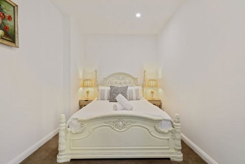 KOZYGURU Belrose Modern Designer 2 Bed + FREE Parking - Accommodation Search 2