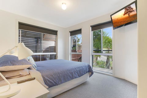 Lake House - Accommodation Search 1