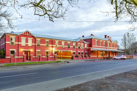 Lake Inn - Ballarat - Accommodation Search 0