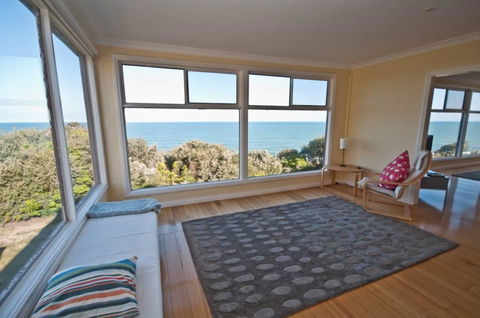Lake Tyres Beach House - Accommodation Search 0