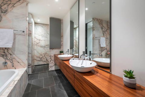 Lake Views, Central CBD Location//FREE WIFI+NETFLIX - Accommodation Search 3