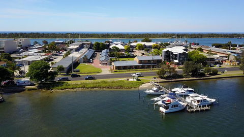 Lakeside Motel Waterfront - Accommodation Search 3