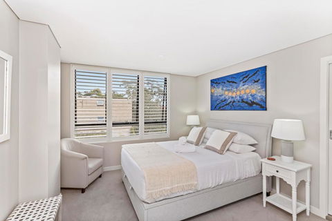 Light Filled Apartment With Sweeping Harbour Views - Accommodation Search 1