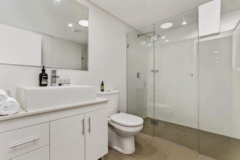 Light Filled Apartment With Sweeping Harbour Views - Accommodation Search 3