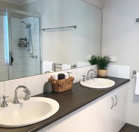 Luxury 4BR Home with KING Bed Lakes Entrance - Accommodation Search