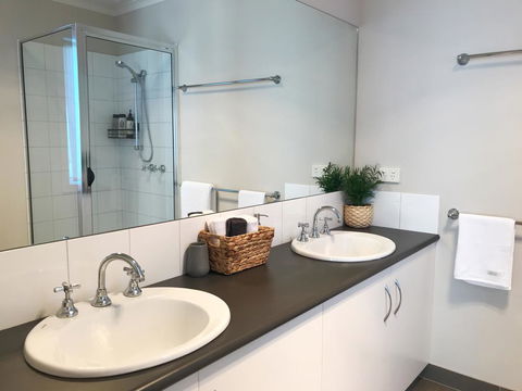 Luxury 4BR Home With KING Bed Lakes Entrance - Accommodation Search 0