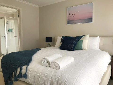 Luxury 4BR Home With KING Bed Lakes Entrance - Accommodation Search 3