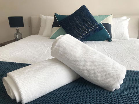 Luxury 4BR Home With KING Bed Lakes Entrance - Accommodation Search 2