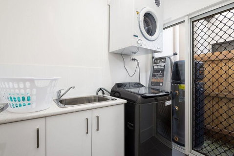 Luxury Home Close To Sleemans, QE2 Hospital & Griffith Uni - Accommodation Search 1