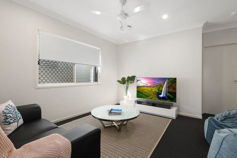 Luxury Home Close To Sleemans, QE2 Hospital & Griffith Uni - Accommodation Search 0