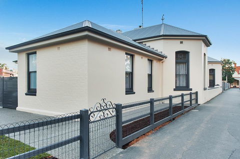 Luxury On The Esplanade - Accommodation Search 0