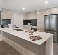 Luxury renovated home-5BR-meters from the beach - Accommodation Search