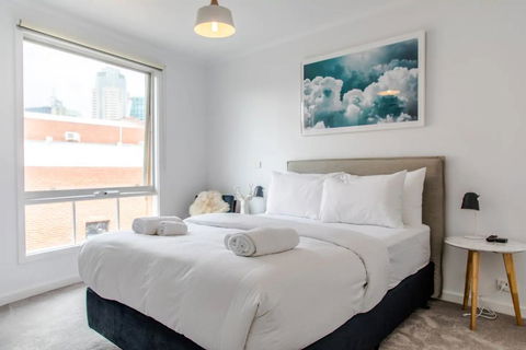 Luxury Spacious 2 Bedroom Fitzroy Apartment - Accommodation Search 3