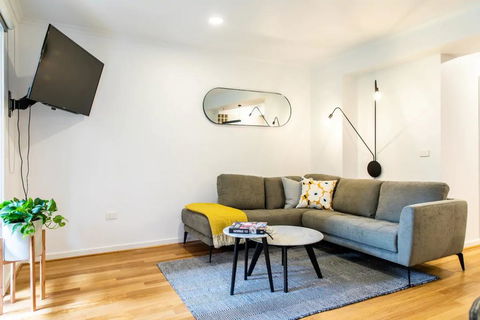 Luxury Spacious 2 Bedroom Fitzroy Apartment - Accommodation Search 0