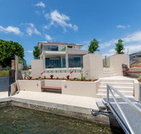 Luxury Waterfront Family Entertainer on Dolphin - Accommodation Search