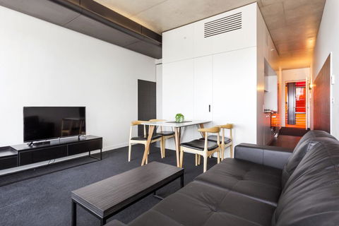 Magnificent Apartment With Spa In Melb - Accommodation Search 3