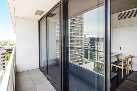 Magnificent Apartment With Spa In Melb - Accommodation Search 1