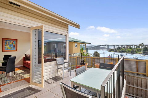 Manfield City Waterfront View Cottage - Accommodation Search 1