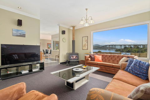 Manfield City Waterfront View Cottage - Accommodation Search 0