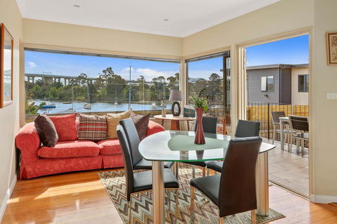 Manfield City Waterfront View Cottage - Accommodation Search 3