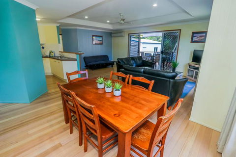 McLeods - Accommodation Search 0
