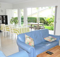 MODERN 3 BEDROOM APARTMENT IN TRADITIONAL QUEENSLANDER  PATIO LEAFY YARD POOL - Accommodation Search