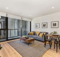 Modern apartment with balcony near Kings Domain - Accommodation Search