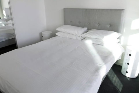 Modern Light-Filled 1 Bed In South Melbourne - Accommodation Search 3