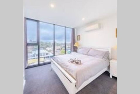 Modern Luxury 3 Bedroom Apartment With Sea Views - Accommodation Search 0