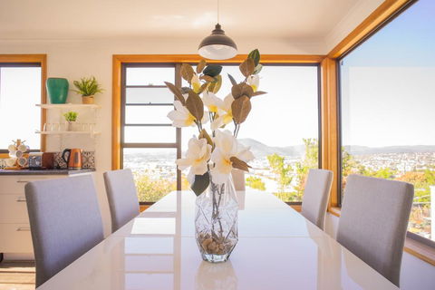 Moonah House-10 Mins To CBD & MONA, 4BR, 2 BATH, Great View, Park 3 Cars, Sleep 11, King Bed, En-suite - Accommodation Search 0
