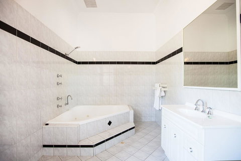 Captain Stirling Hotel - Accommodation Search 26
