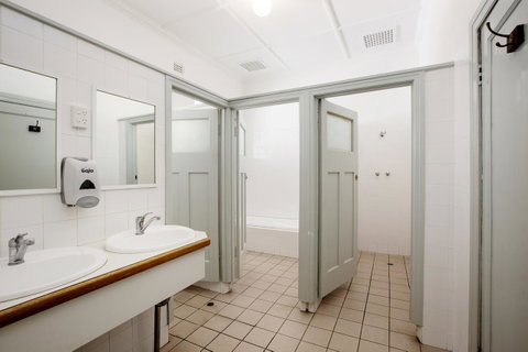 Captain Stirling Hotel - Accommodation Search 10