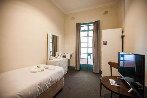 Captain Stirling Hotel - Accommodation Search 3
