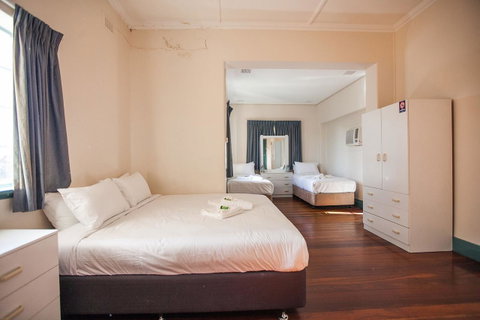 Captain Stirling Hotel - Accommodation Search 2