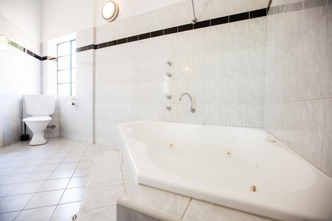 Captain Stirling Hotel - Accommodation Search 27