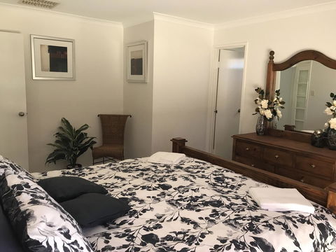 Blue Lake Family Retreat - Accommodation Search 0
