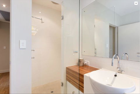 Adele's Luxury South Beach Apartment With King Bed - Accommodation Search 16