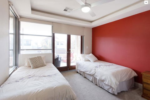Adele's Luxury South Beach Apartment With King Bed - Accommodation Search 7