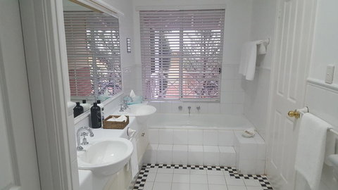 Two Sisters Chalets - Accommodation Search 36