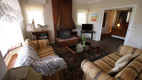 Daisy Cottage - Accommodation Search 24