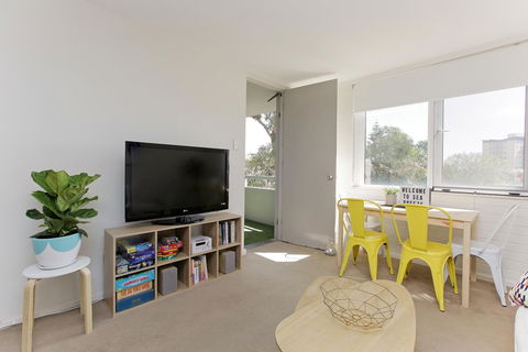 SEA BREEZE â€“ Between Cottesloe Beach & Swan River - Accommodation Search 1