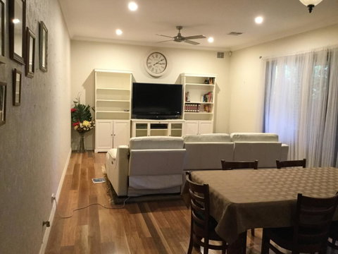Ascot Home - Accommodation Search 2