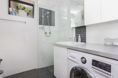 Gorgeous 26 1 Bed Designer Fitout Perfect Location - Accommodation Search 5