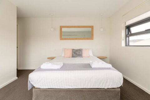 Kangaroo Bay Apartments - Accommodation Search 24