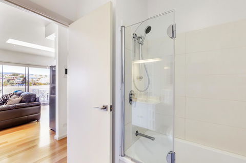 Bellerive Marina View Apartments NO 27 - Accommodation Search 11