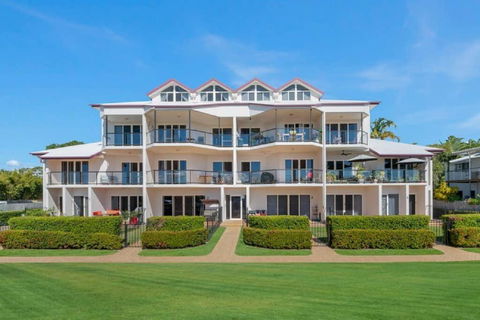 Ocean Breeze, Near Parks And Rowes Bay - Accommodation Search 0
