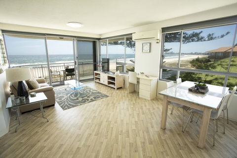 Oceanside Resort - Absolute Beachfront Apartments - Accommodation Search 2